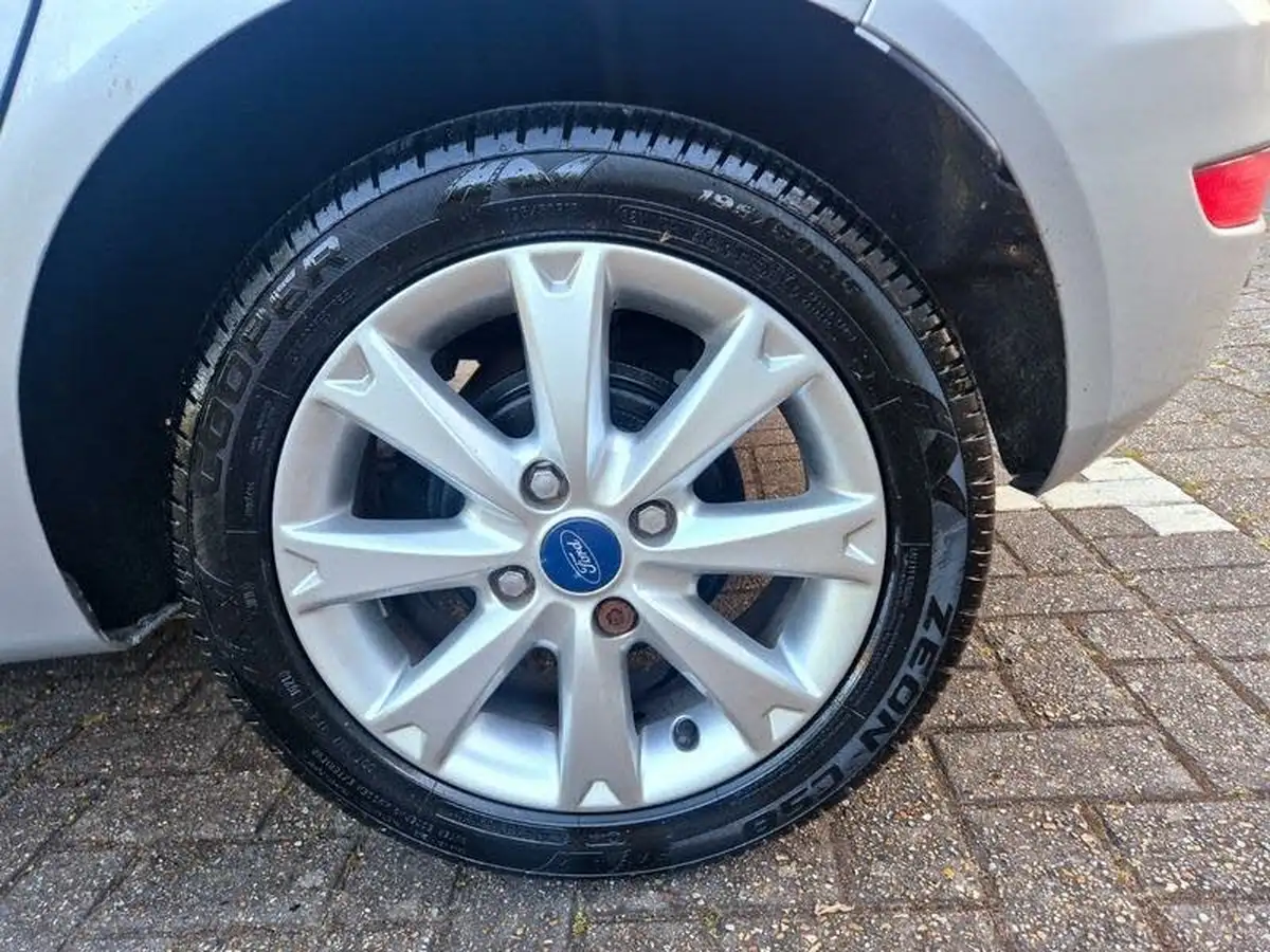 2010-ford-fiesta-14-zetec-96ps-5d-auto-big-24