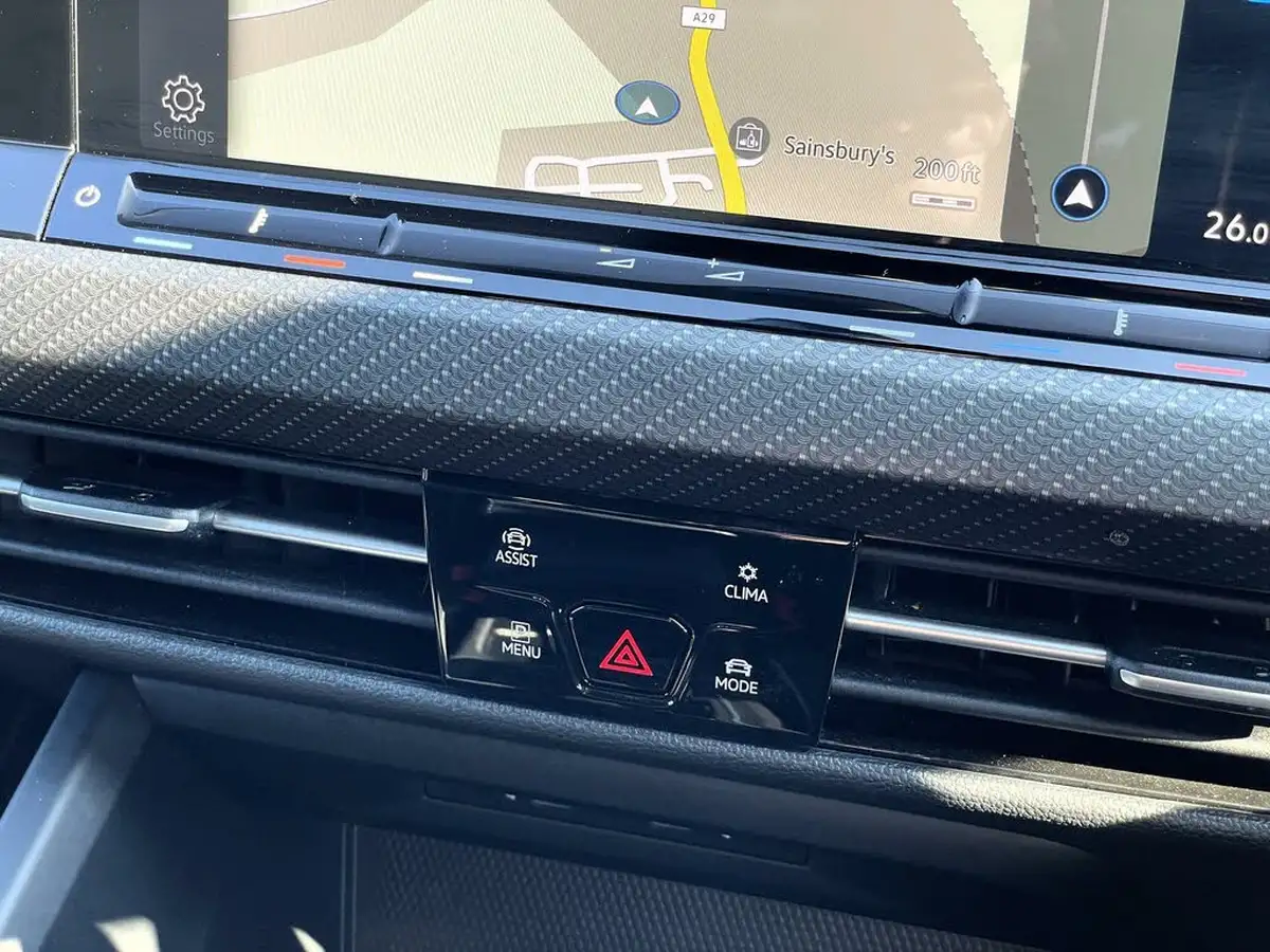 2021-volkswagen-golf-big-32