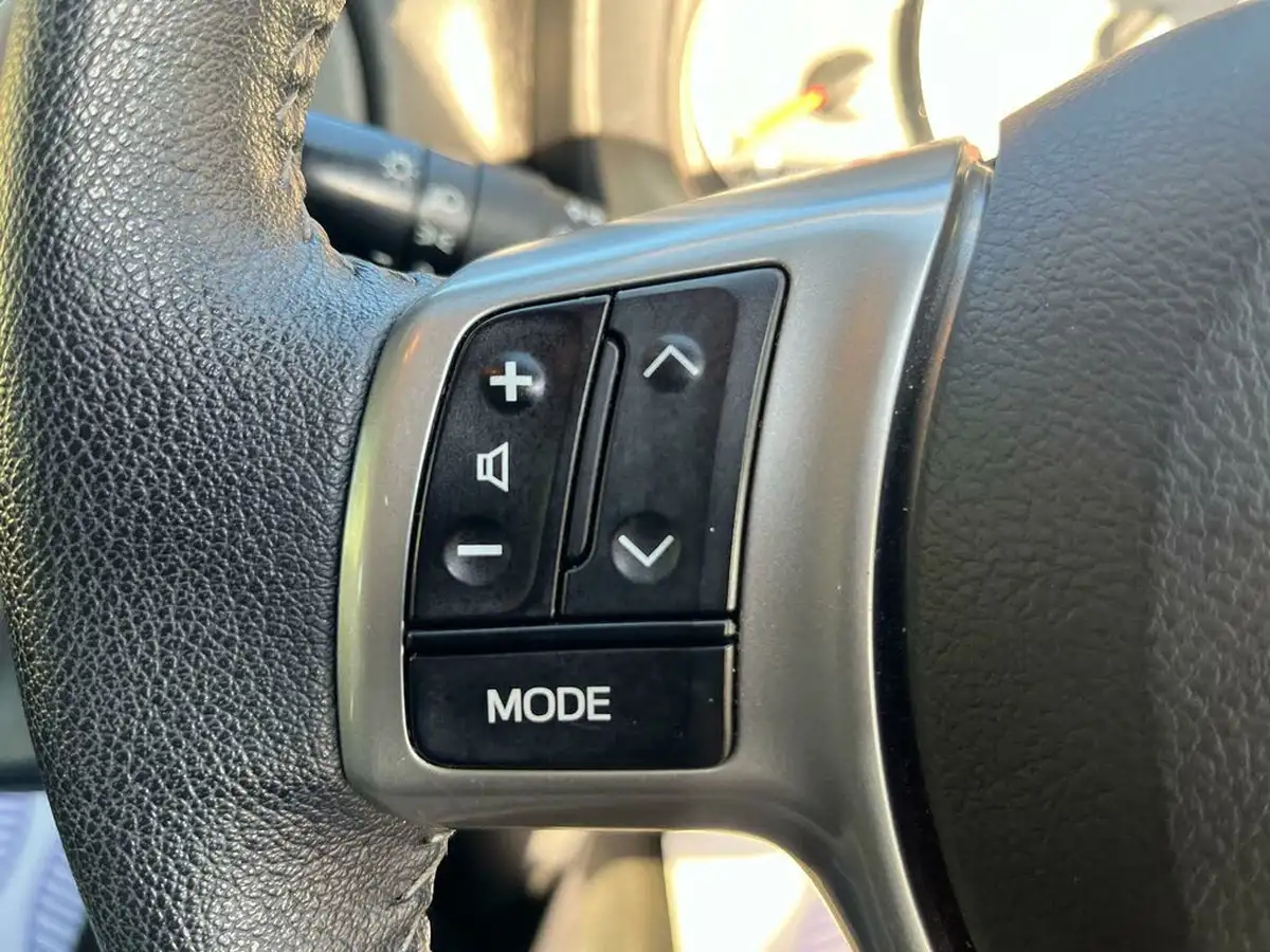 2012-toyota-yaris-10-tr-touch-go-5d-big-28