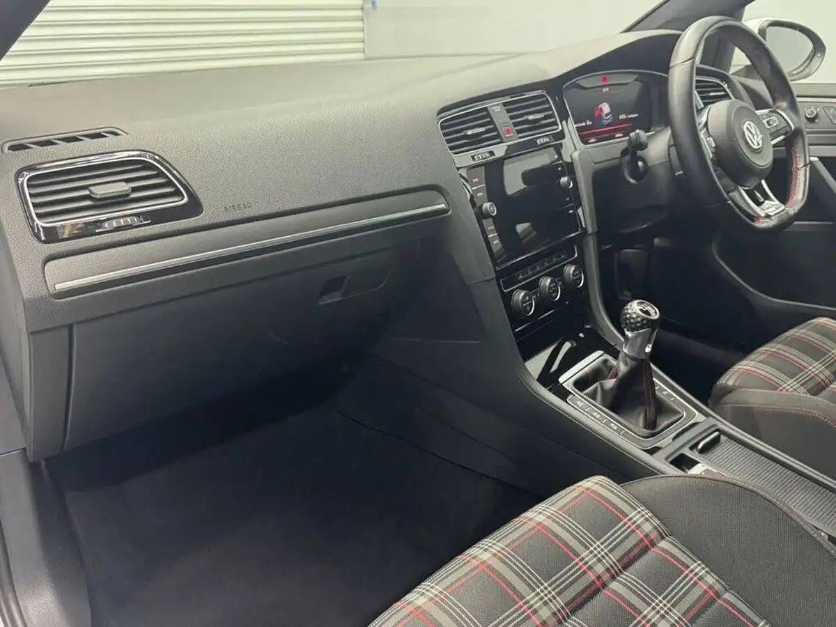 2018-volkswagen-golf-20-tsi-gti-5d-big-17