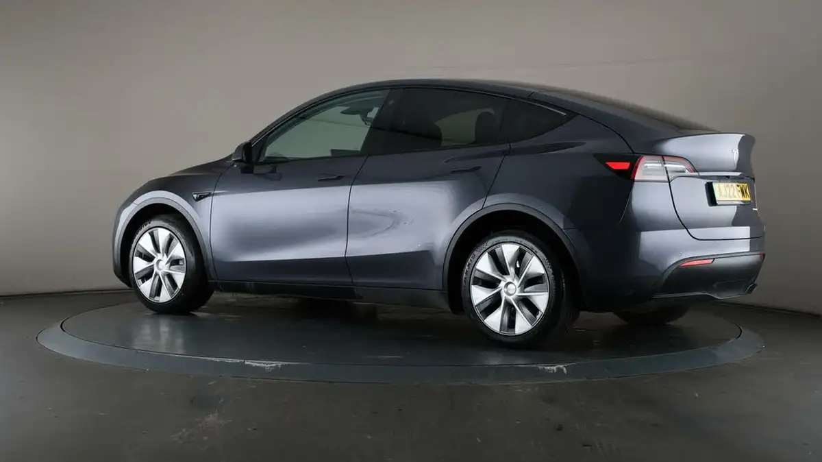 2022-tesla-model-y-e-long-range-big-66