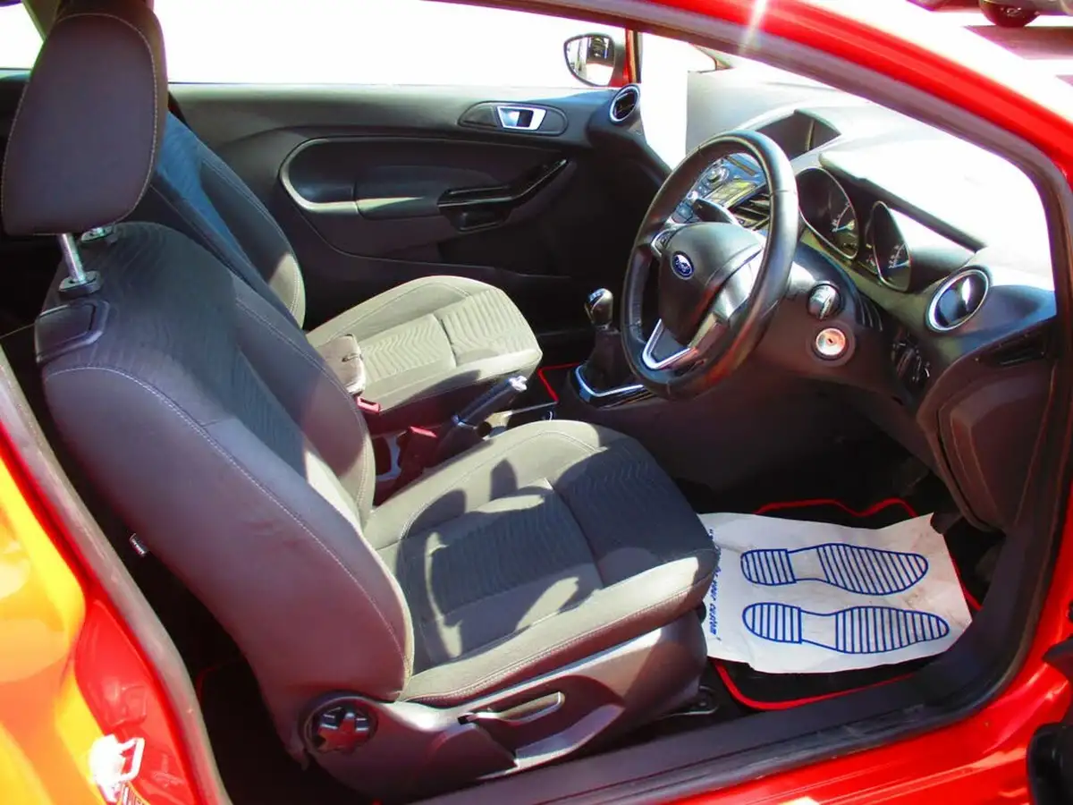 2014-ford-fiesta-125-zetec-3d-big-7