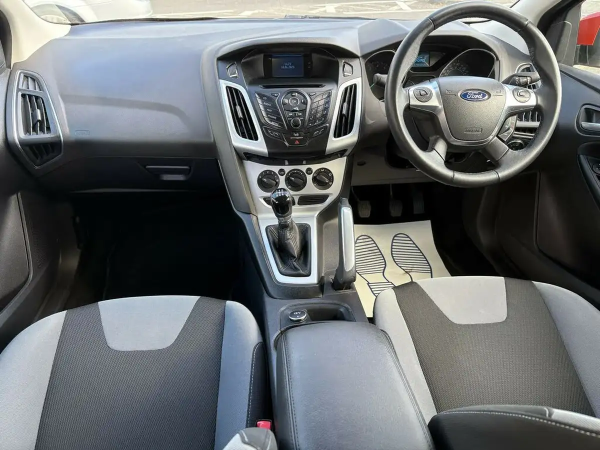 2011-ford-focus-16-zetec-ti-vct-125ps-hatchback-5d-big-12