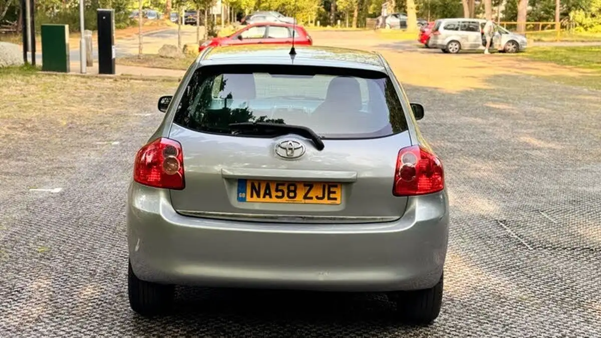 2008-toyota-auris-14-tr-5d-big-10