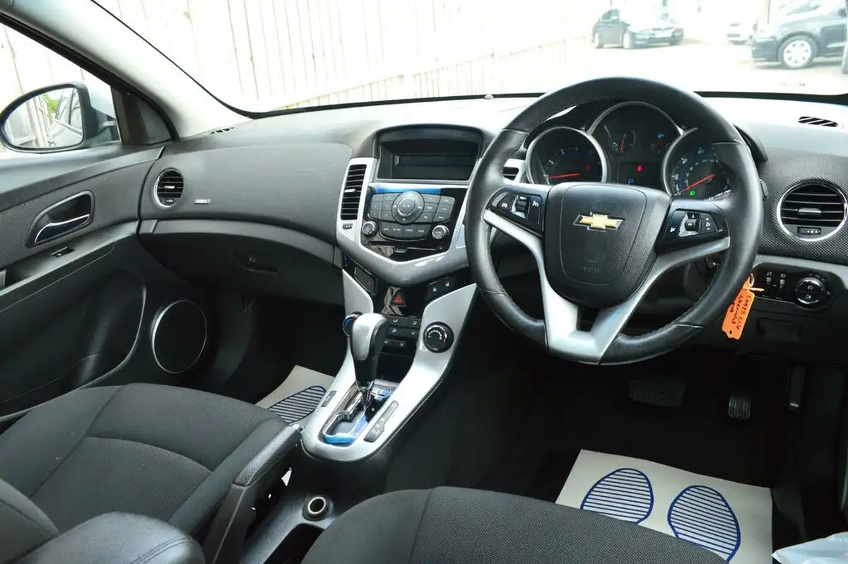 2013-chevrolet-cruze-16-lt-hatchback-auto-big-1