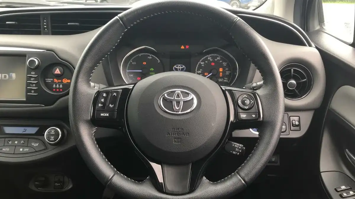 2019-toyota-yaris-15-vvt-i-icon-tech-hybrid-big-7