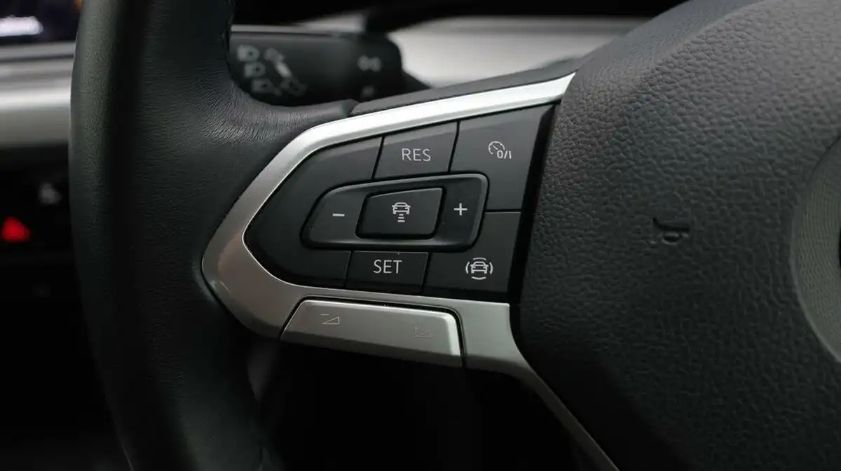 2022-volkswagen-golf-15-tsi-life-130ps-hatchback-big-23