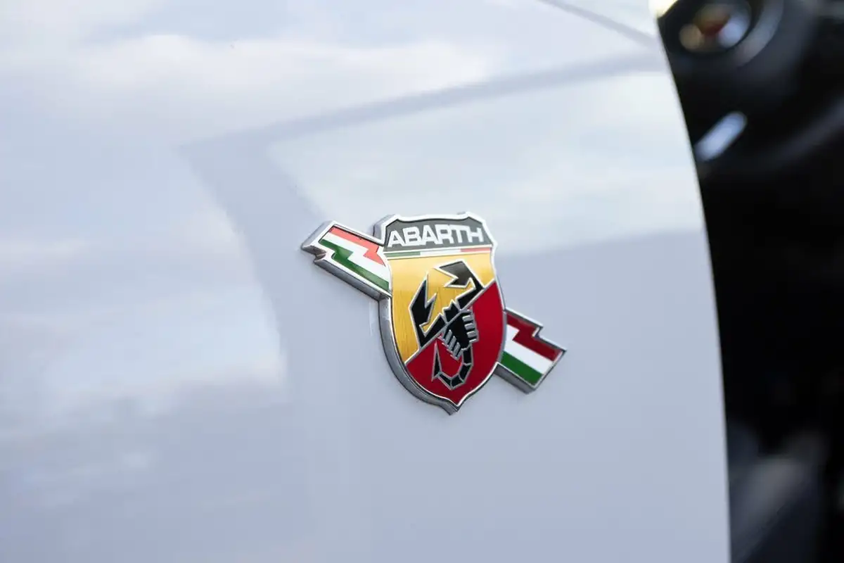 2022-abarth-595-14-tjet-turismo-big-15
