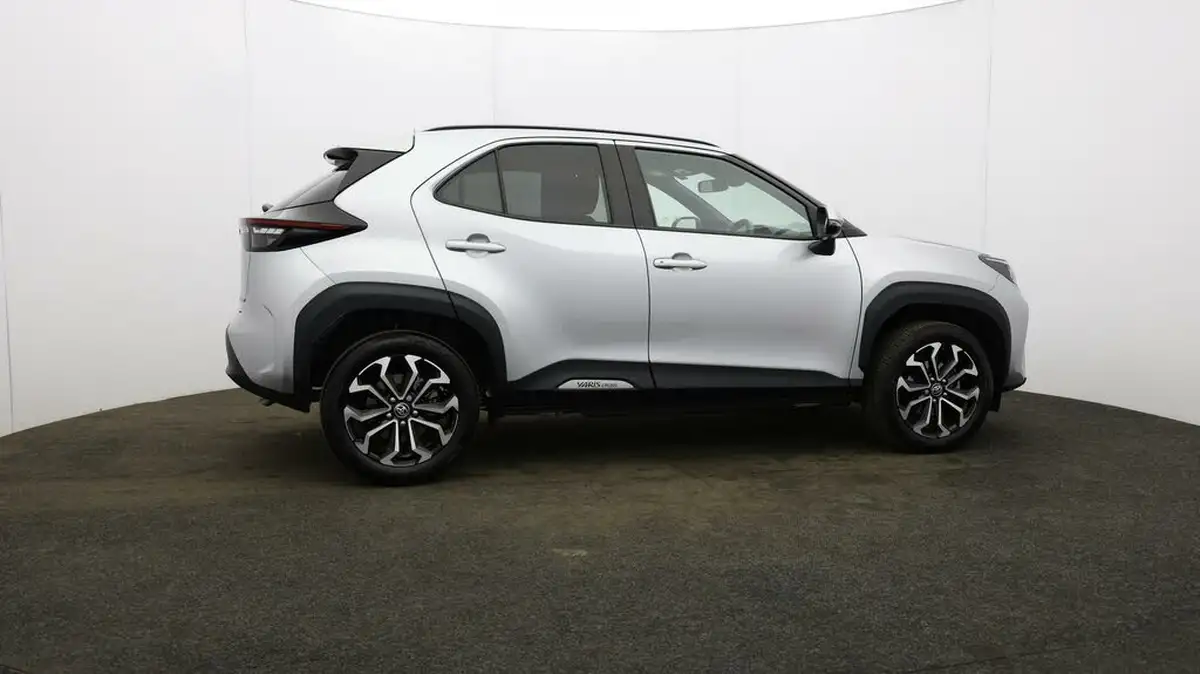 2024-toyota-yaris-cross-15-vvt-i-design-big-45