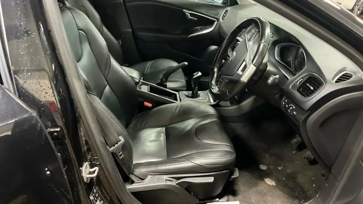 2016-volvo-v40-16td-se-lux-big-2