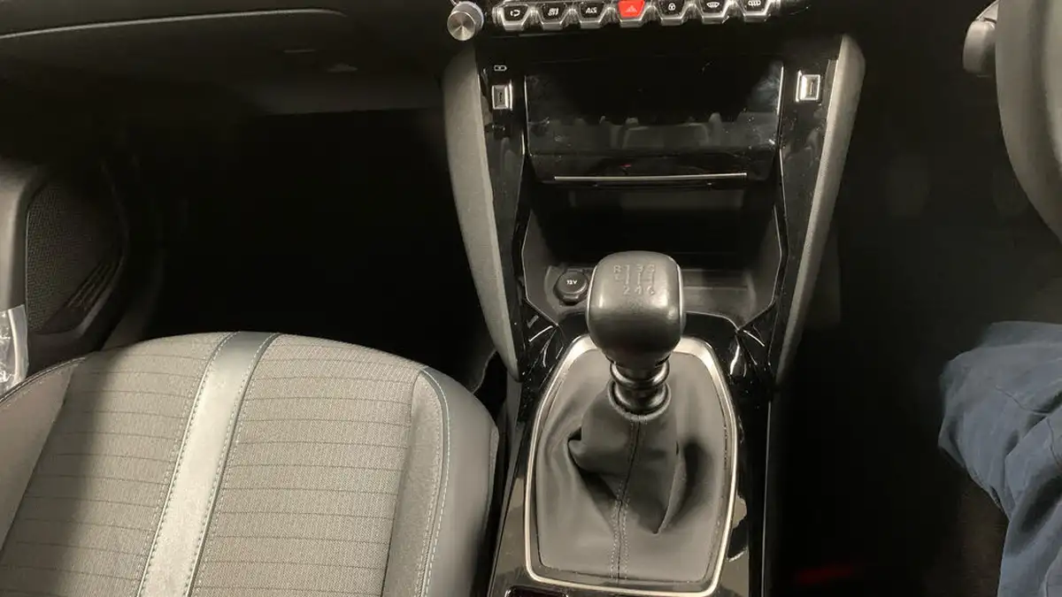 2022-peugeot-208-12-puretech-allure-100bhp-big-19