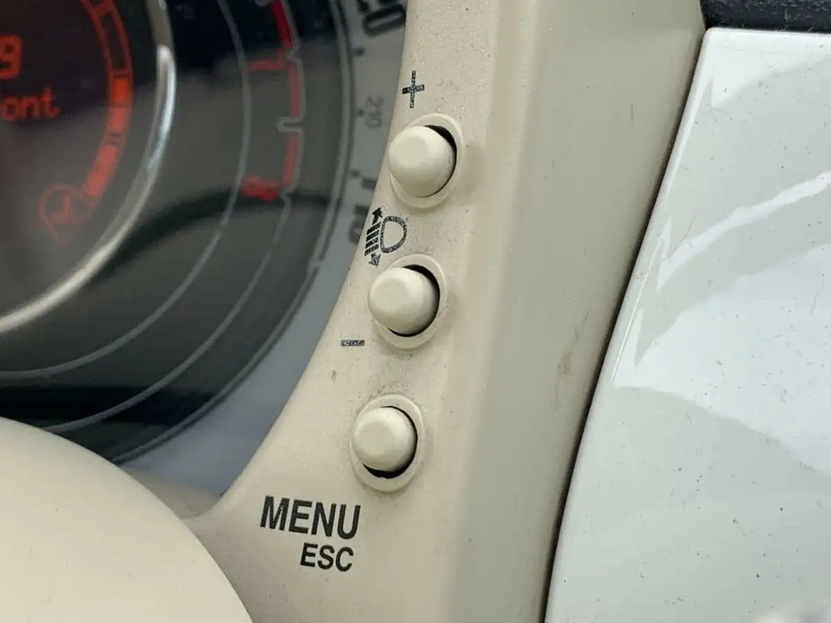2011-fiat-500-12-lounge-big-14