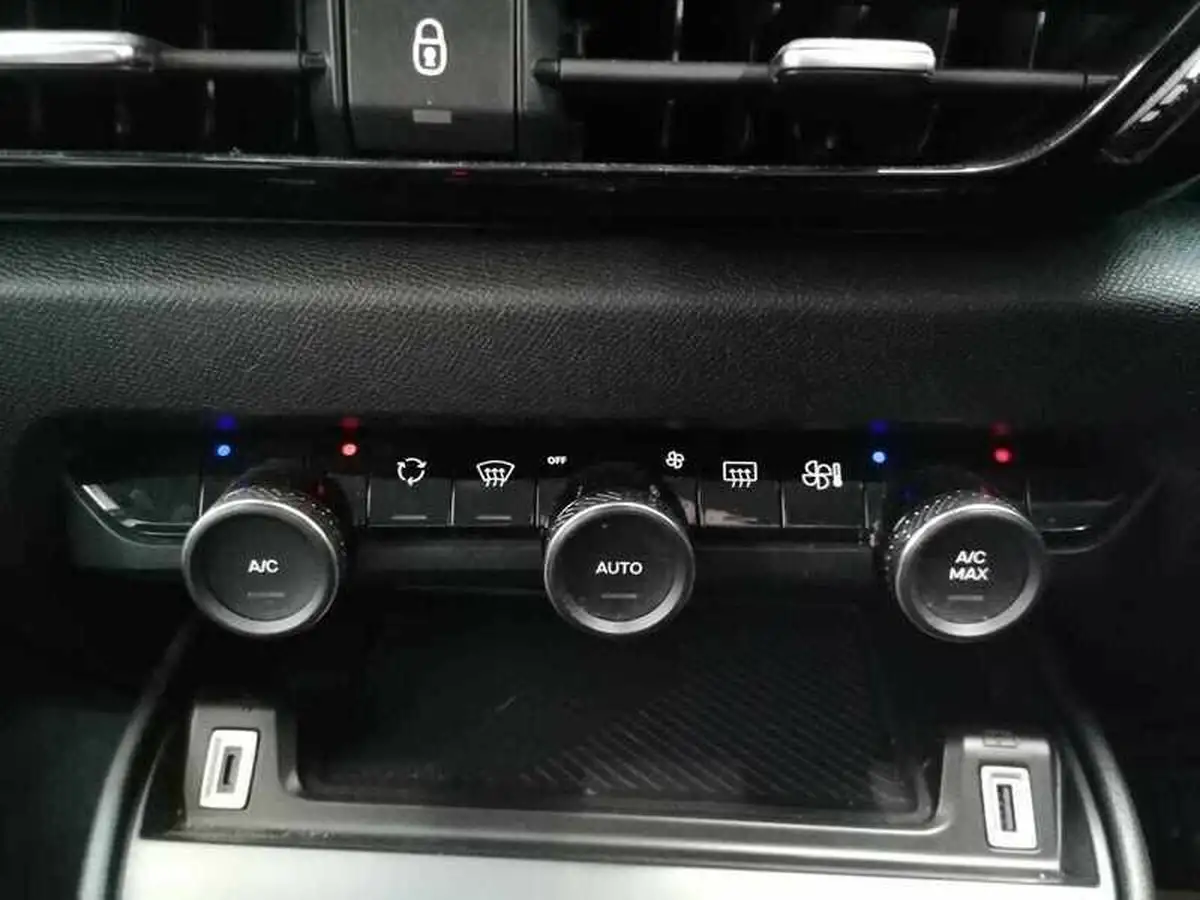 2022-citroen-c4-e-shine-big-20