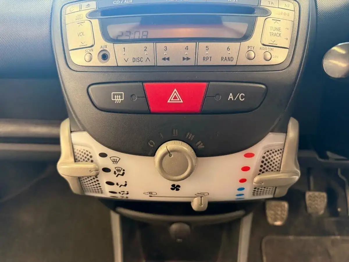 2014-toyota-aygo-10-mode-ac-5d-big-24