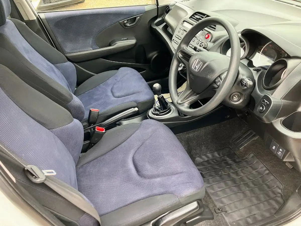 2015-honda-jazz-12-s-big-17