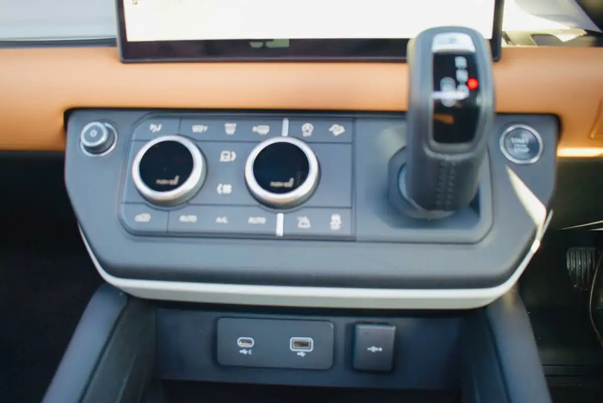 2023-land-rover-90-defender-30-d250-hse-big-13