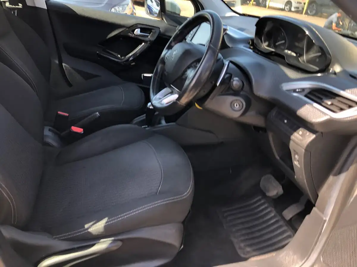 2018-peugeot-208-12-puretech-active-82bhp-ss-etg5-big-15