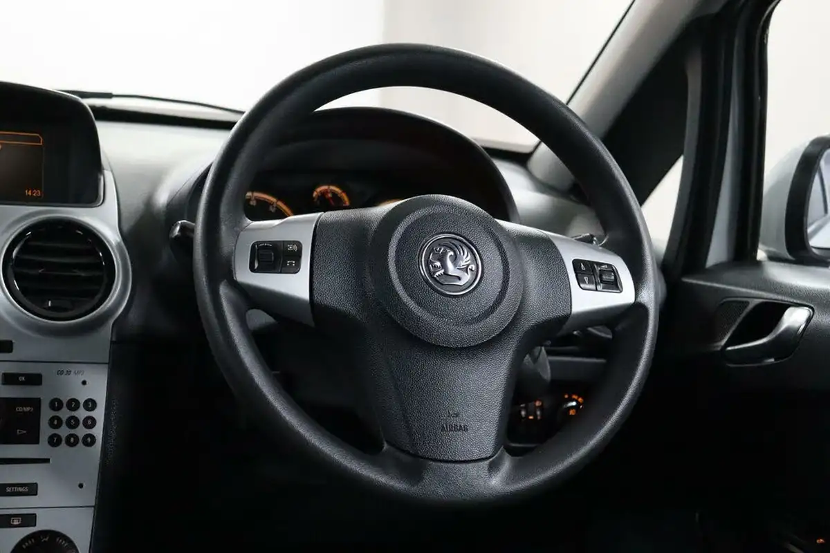 2011-vauxhall-corsa-12-excite-3d-big-42