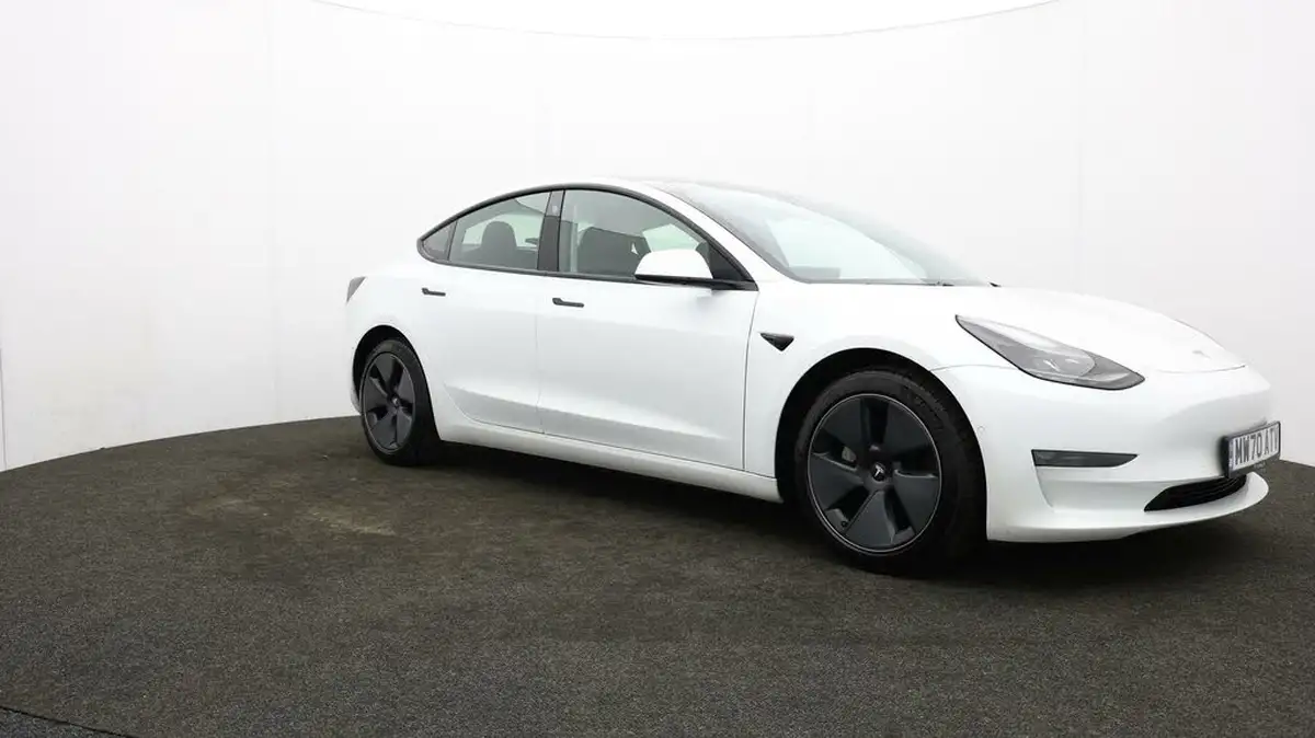 2020-tesla-model-3-e-long-range-big-40