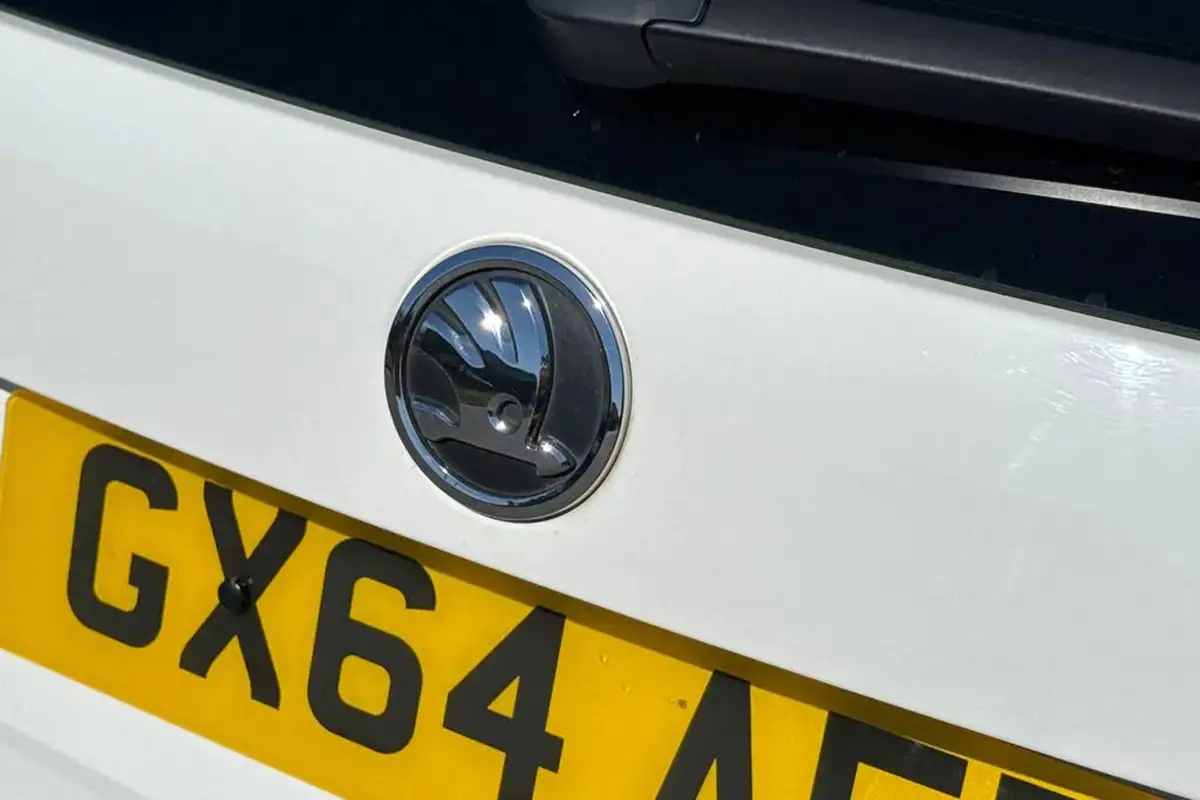 2014-skoda-octavia-20tdi-vrs-estate-big-28