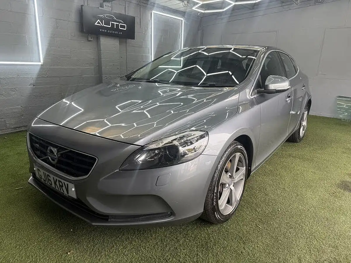2016-volvo-v40-20td-d3-se-lux-big-0
