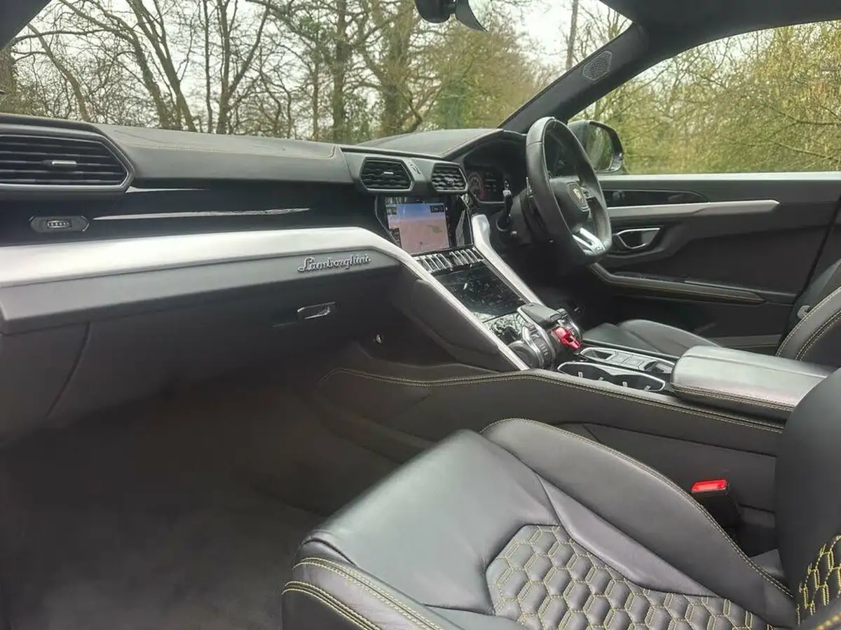 2020-lamborghini-urus-40-no-trim-big-19