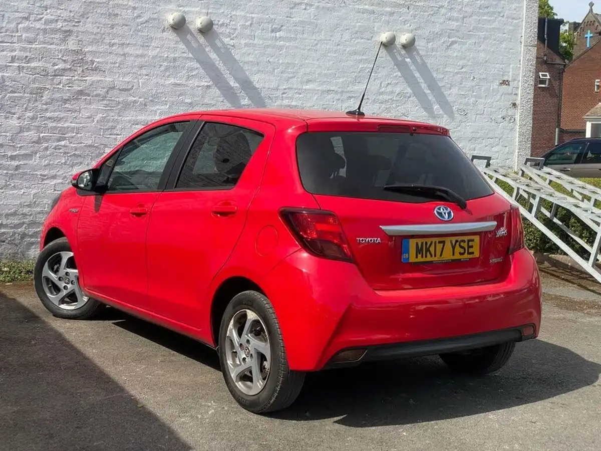 2017-toyota-yaris-15-vvt-i-icon-hybrid-big-8