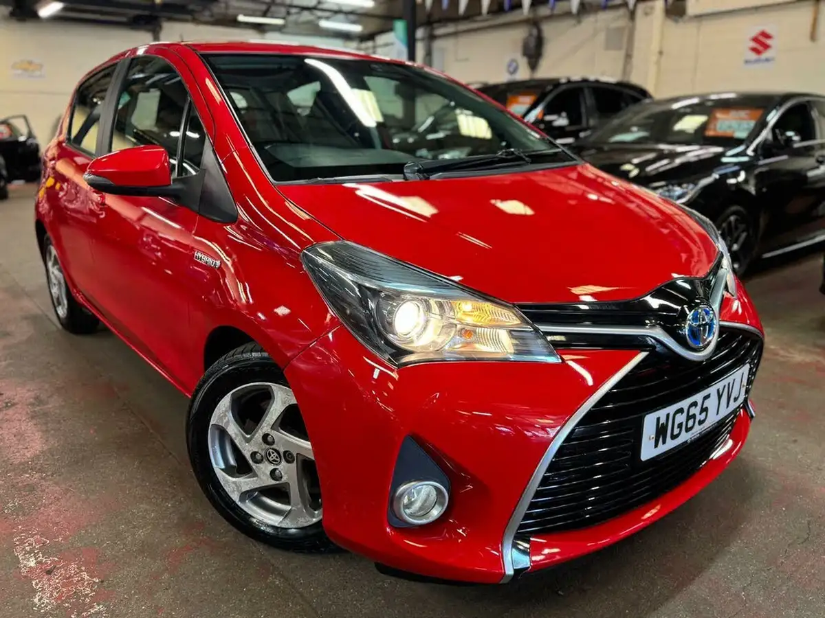 2015-toyota-yaris-15-vvt-i-icon-hybrid-big-7