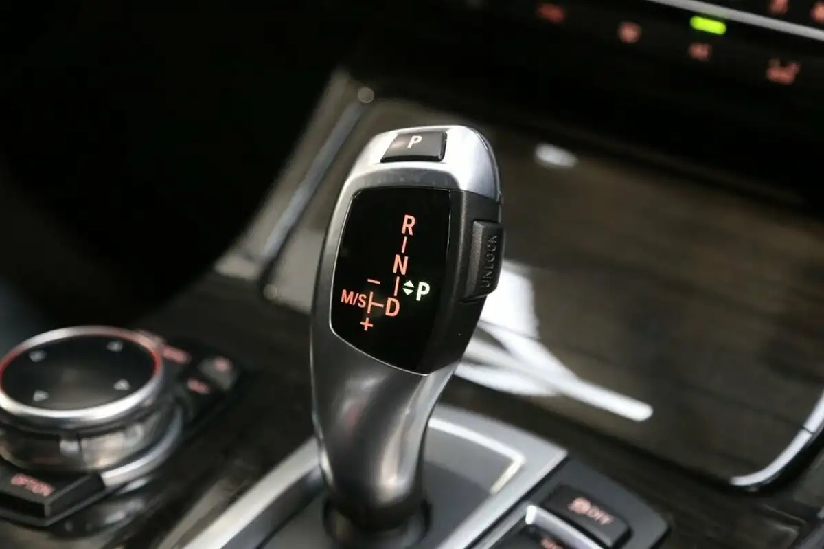 2014-bmw-5-series-20-528i-luxury-saloon-4d-auto-big-22