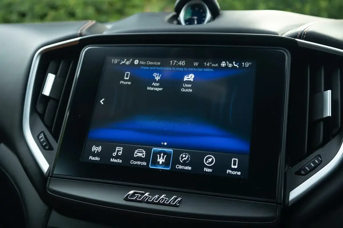 2020-maserati-ghibli-30td-gransport-big-37