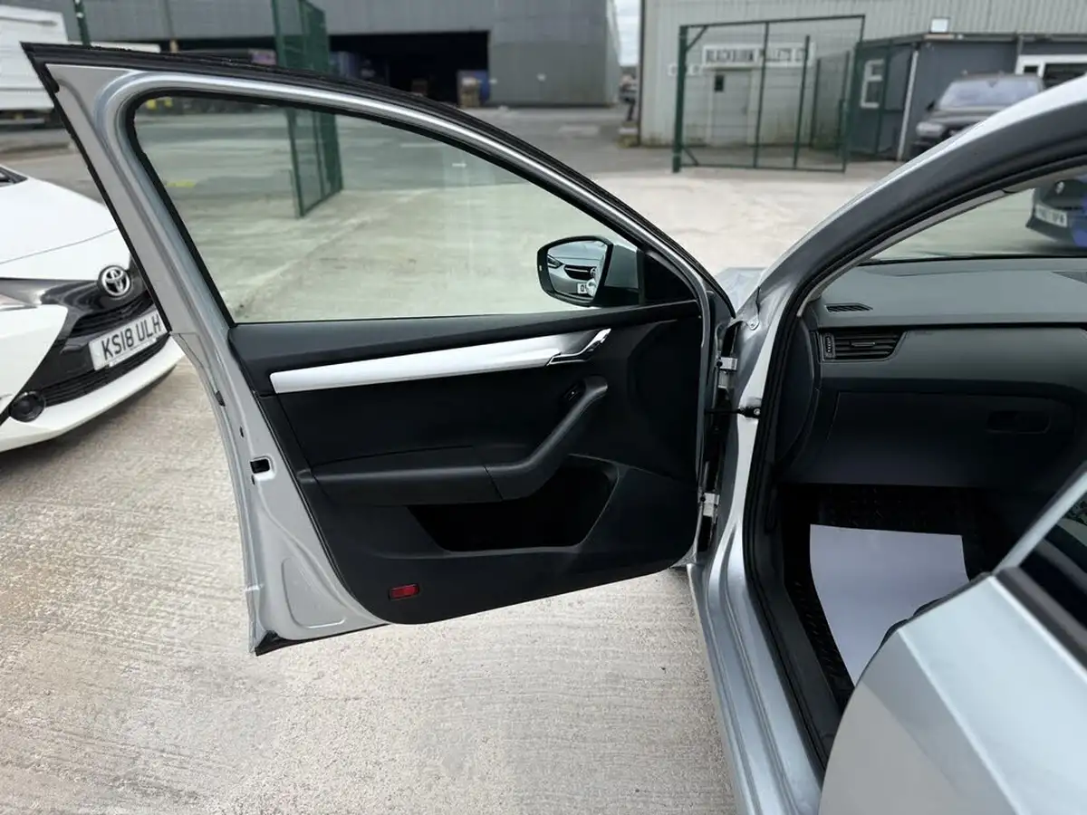 2020-skoda-octavia-10-tsi-s-hatchback-big-45
