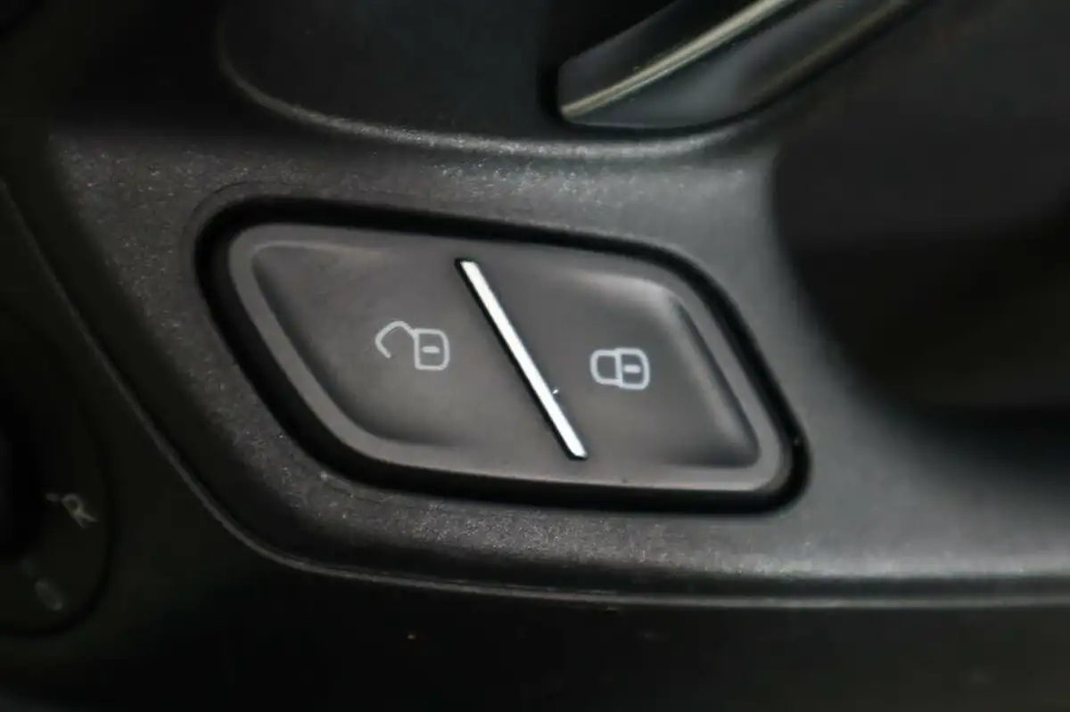 2015-volkswagen-polo-10-se-60ps-5d-big-21