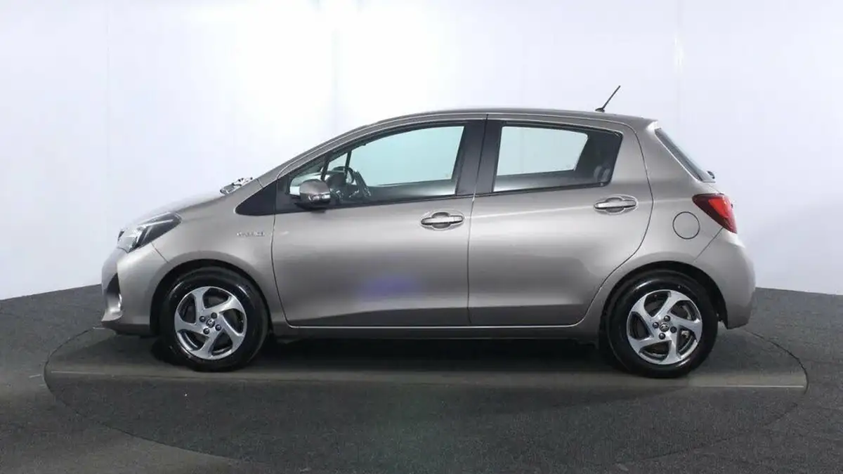 2015-toyota-yaris-15-vvt-i-icon-hybrid-big-3
