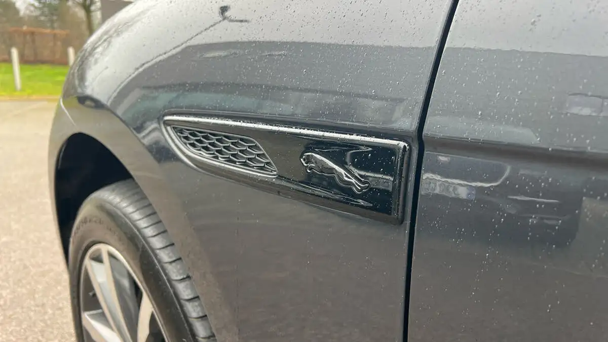 2023-jaguar-f-pace-20-p250-r-dynamic-se-black-big-19