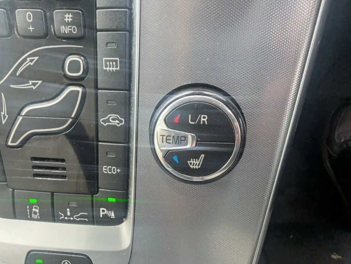 2017-volvo-v40-15-t3-inscription-big-26