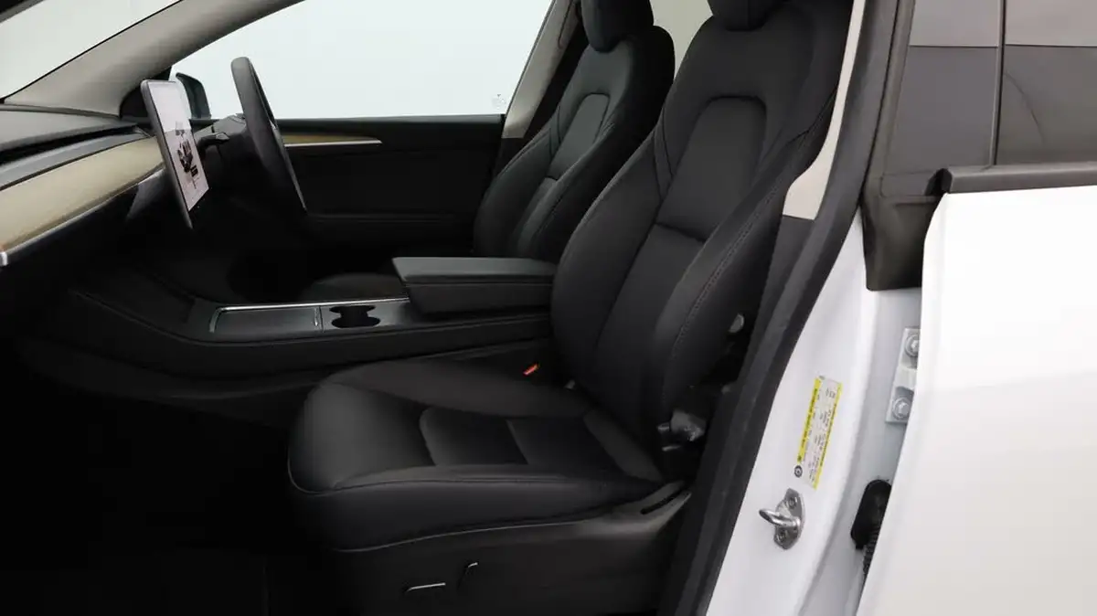 2022-tesla-model-y-e-long-range-big-13