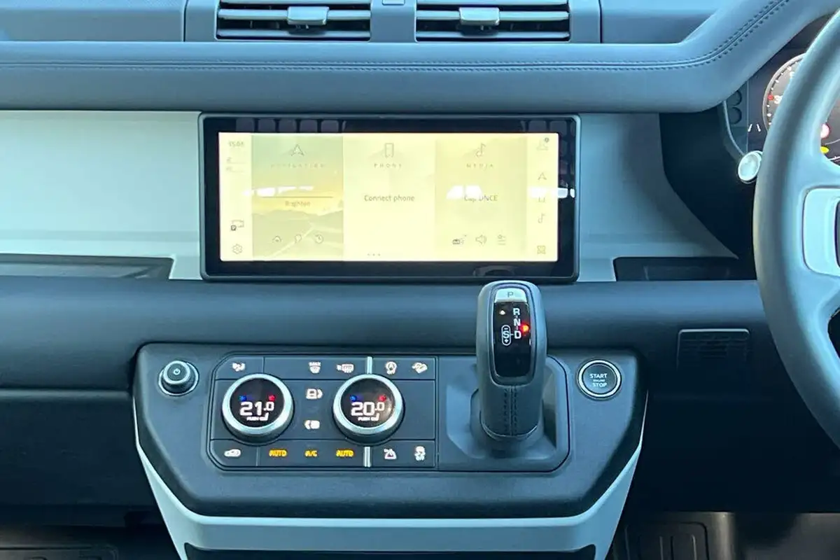 2024-land-rover-90-defender-30-d250-hard-top-standard-90-big-40