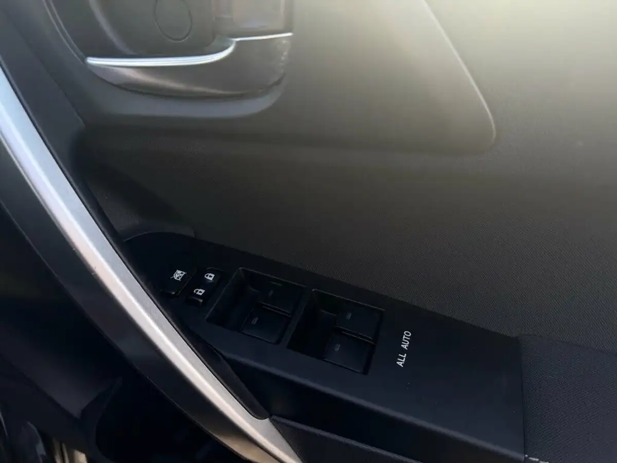 2015-toyota-auris-18-vvt-i-hsd-excel-hatchback-e-cvt-big-10