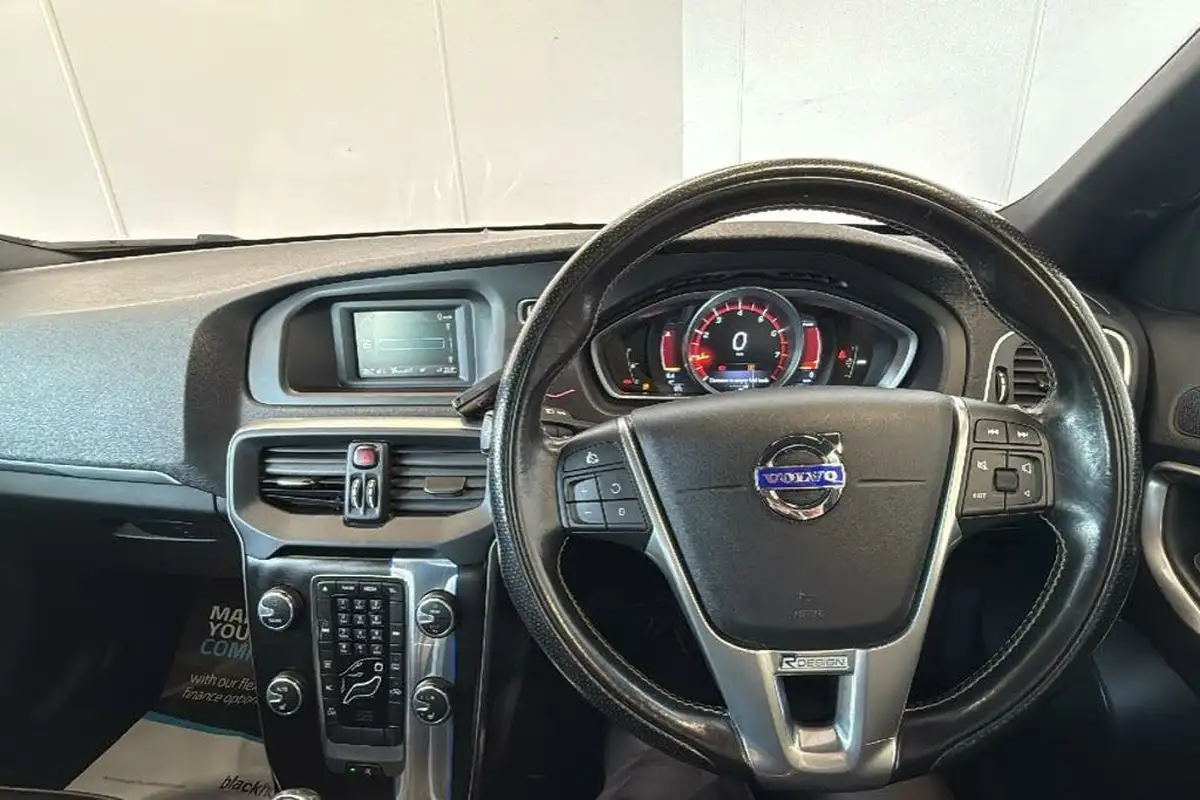 2016-volvo-v40-20-t3-r-design-big-9
