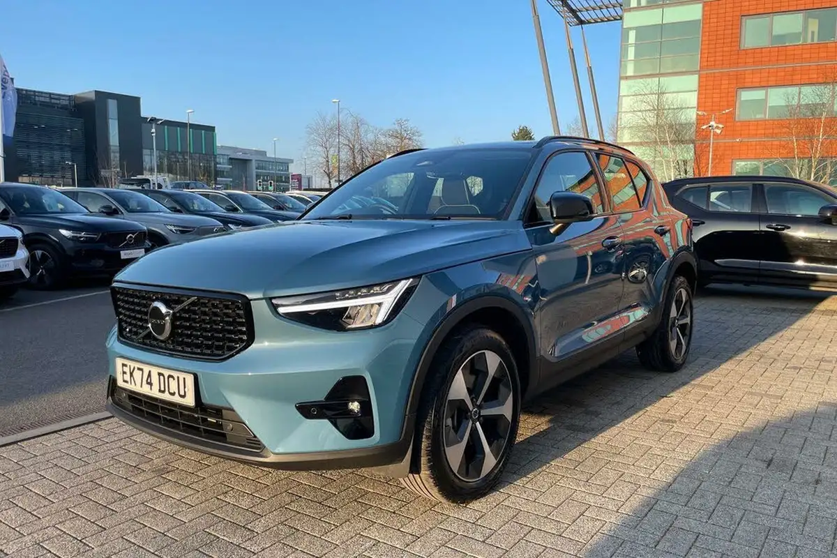 2024-volvo-xc40-20-b3-plus-big-10
