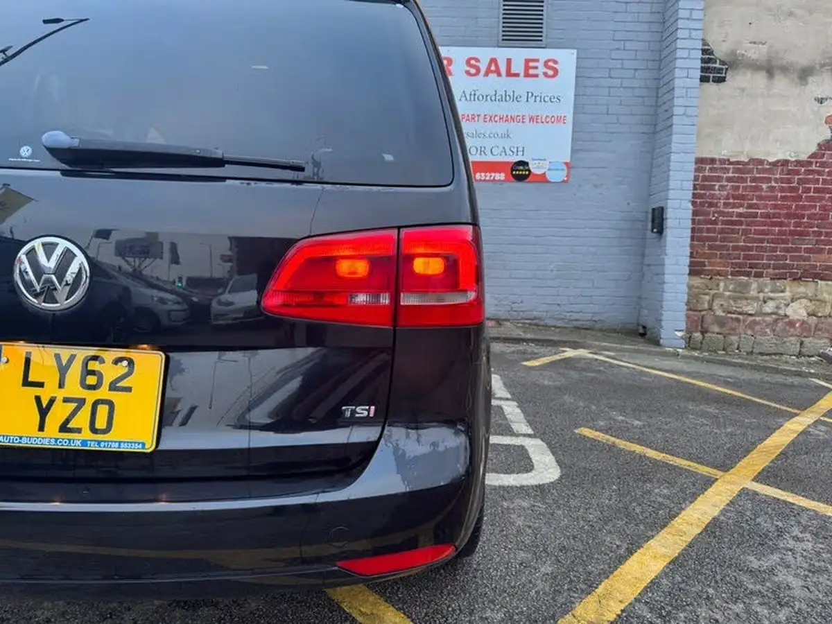 2012-volkswagen-touran-big-23