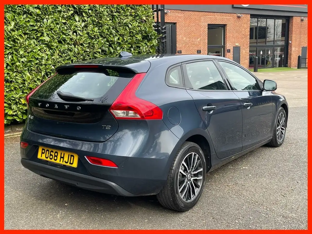 2018-volvo-v40-20-t2-momentum-nav-plus-big-2