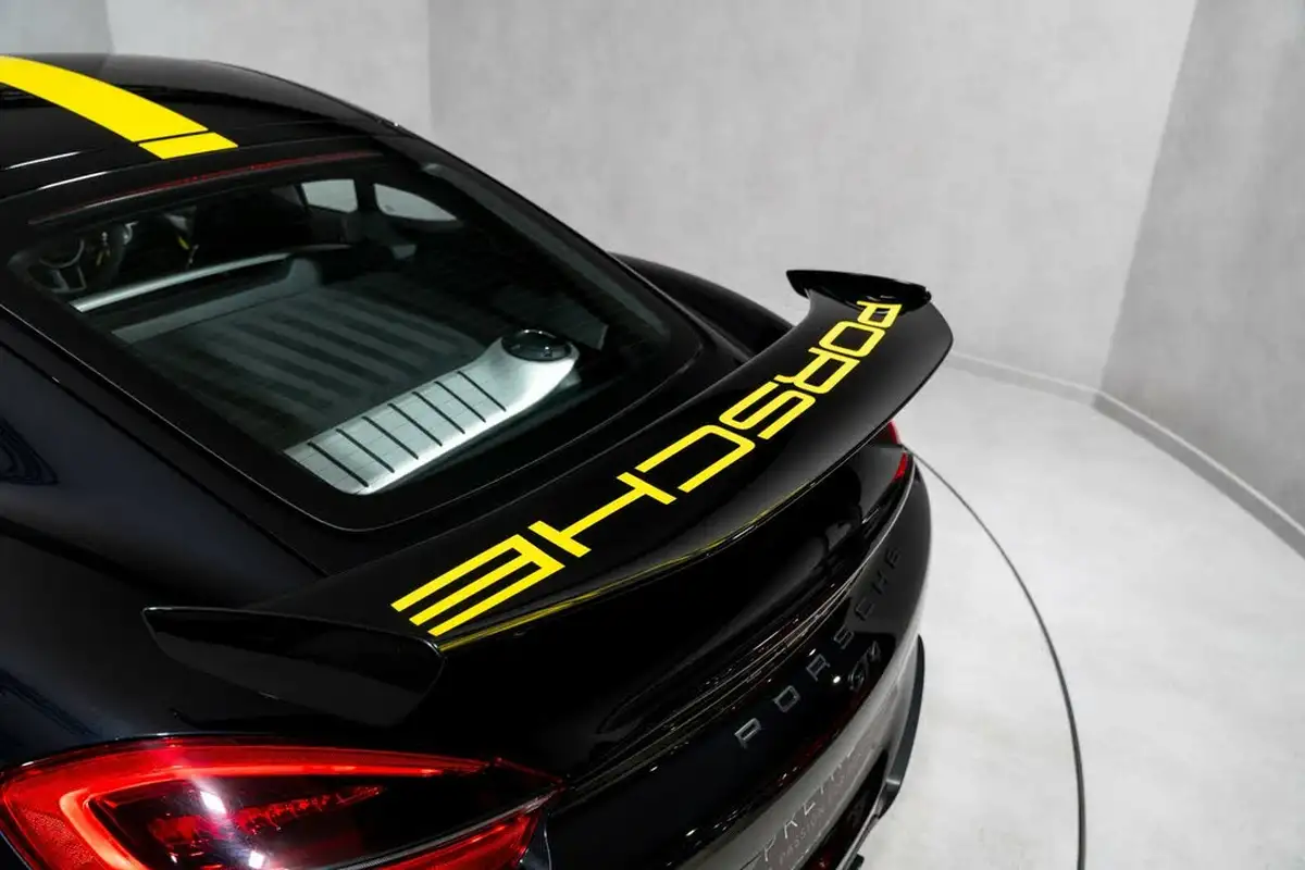 2016-porsche-cayman-38-gt4-big-23