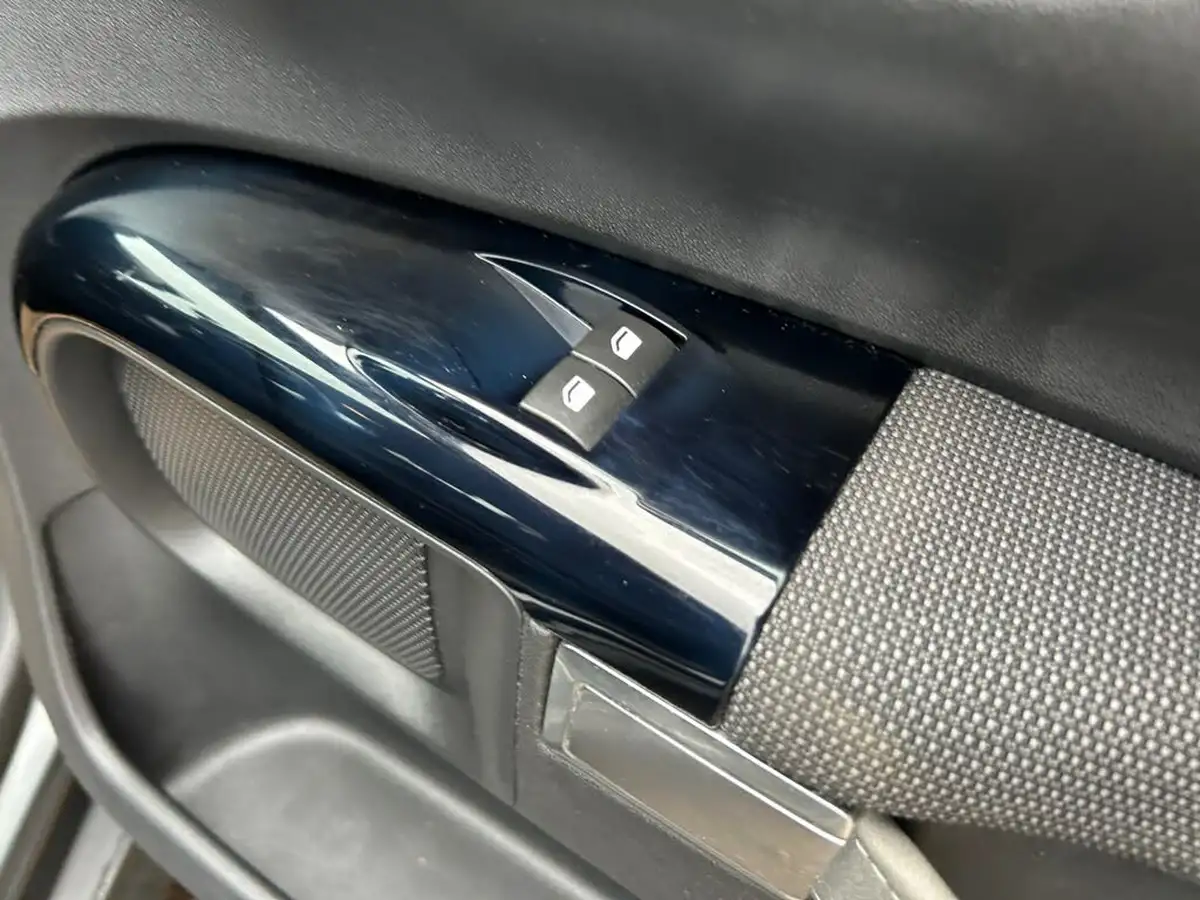 2015-citroen-c4-cactus-16bluehdi-feel-big-18