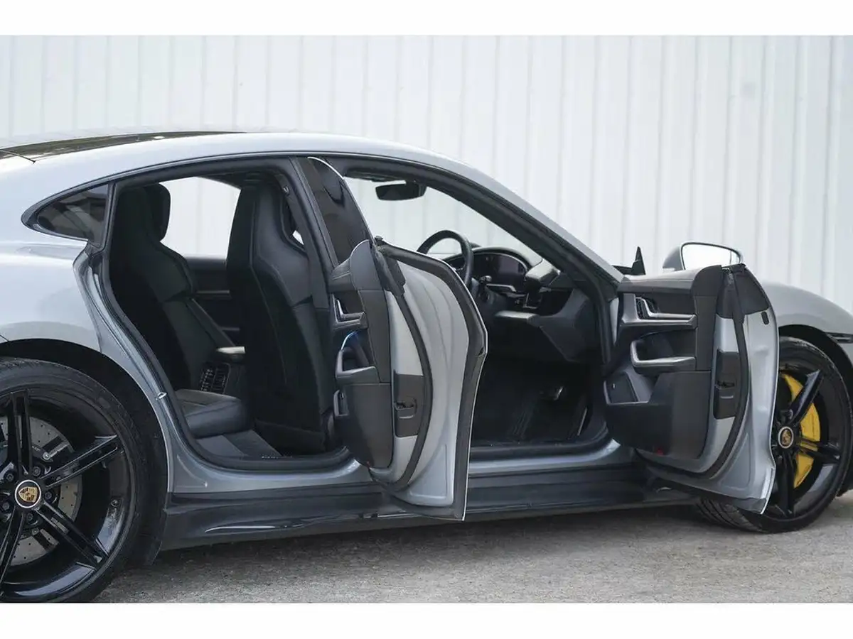 2021-porsche-taycan-e-turbo-s-big-65