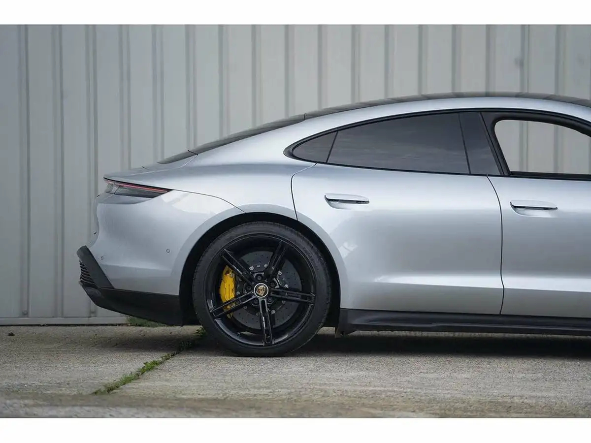 2021-porsche-taycan-e-turbo-s-big-41