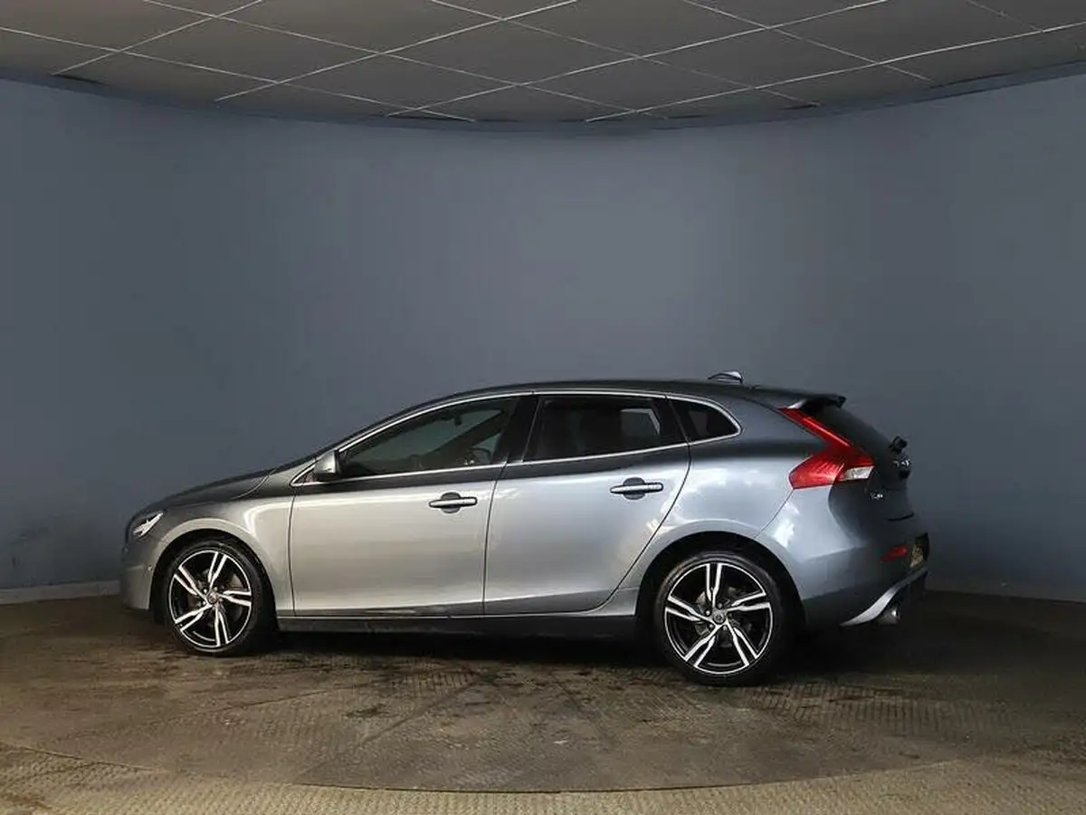 2018-volvo-v40-15-t2-r-design-pro-big-4