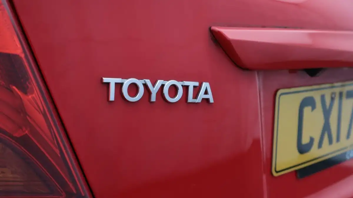 2017-toyota-yaris-15-vvt-i-design-bi-tone-hybrid-big-21