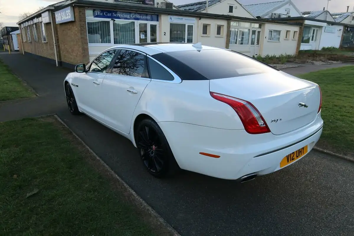 2015-jaguar-xj-series-30td-xj-portfolio-lwb-auto-big-10