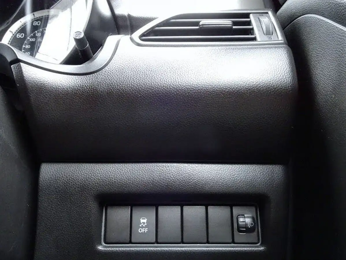 2019-suzuki-swift-12-dualjet-attitude-big-23